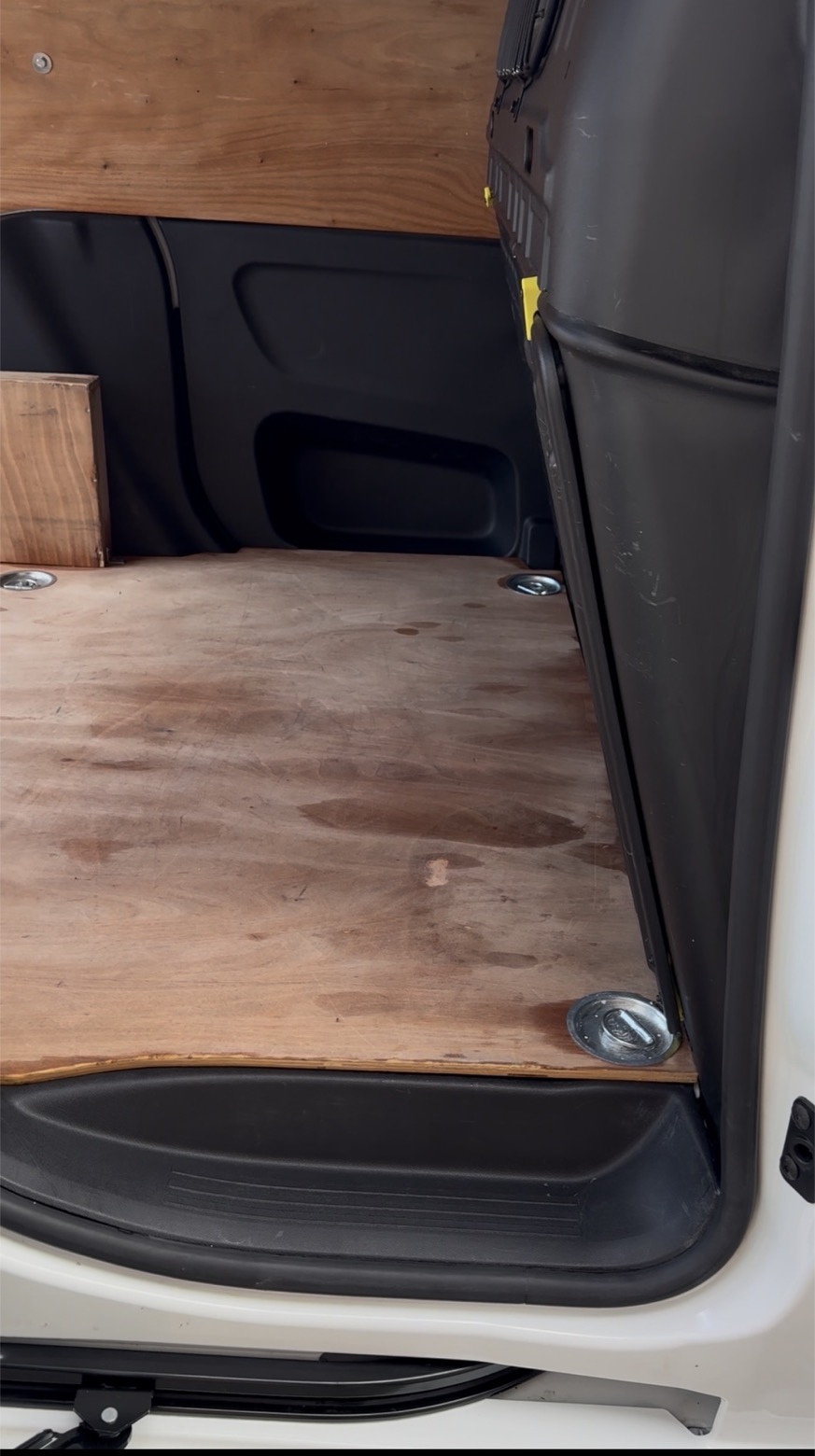 Le même utilitaire après nettoyage : plancher, seuil et joints propres